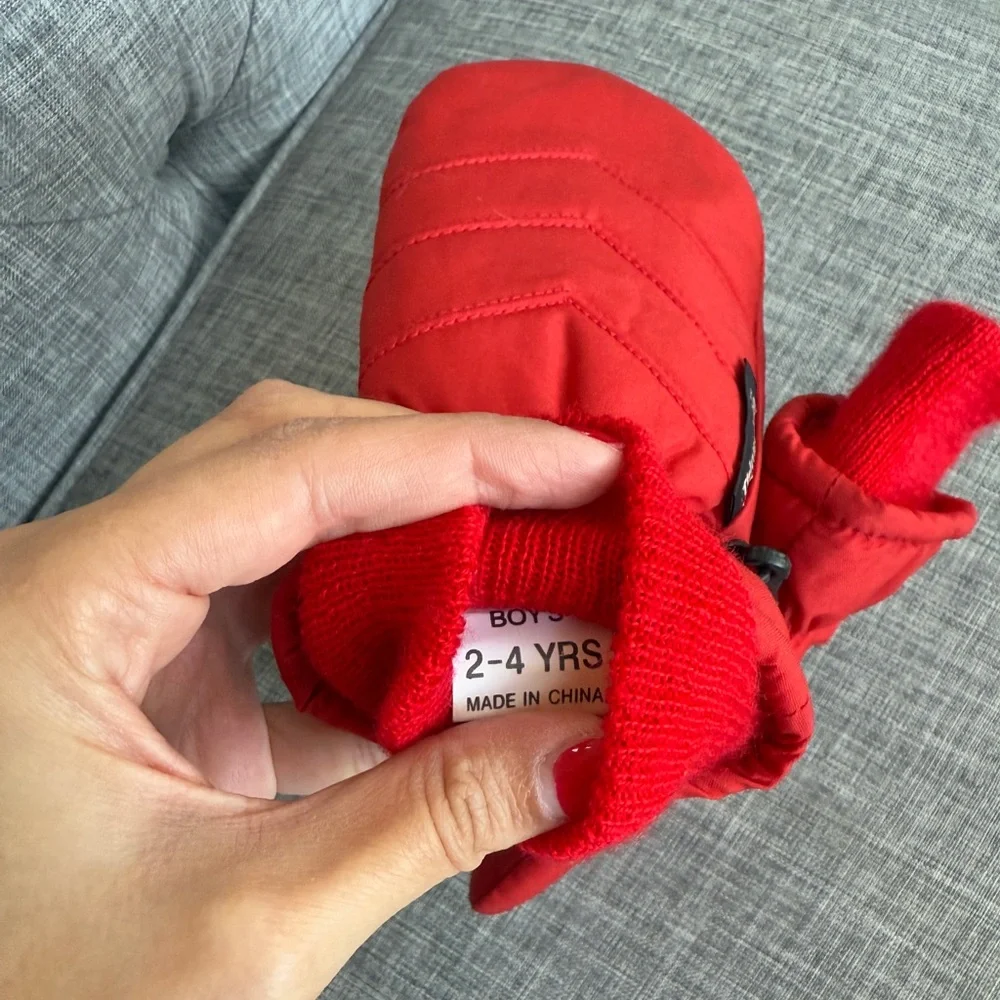 Kids red snow mittens
